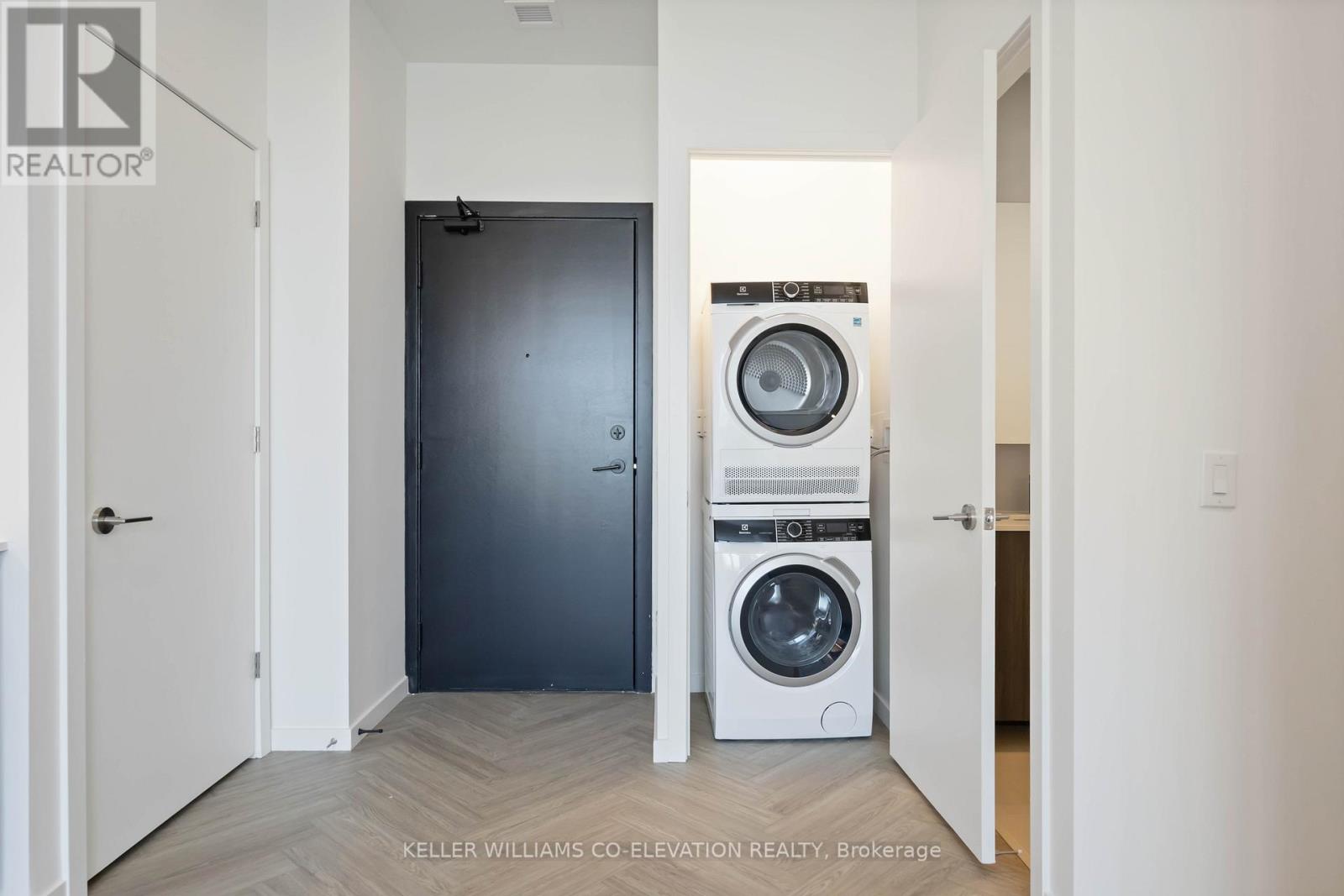 818 - 689 The Queensway, Toronto, Ontario  M8Y 1L1 - Photo 3 - W12144968