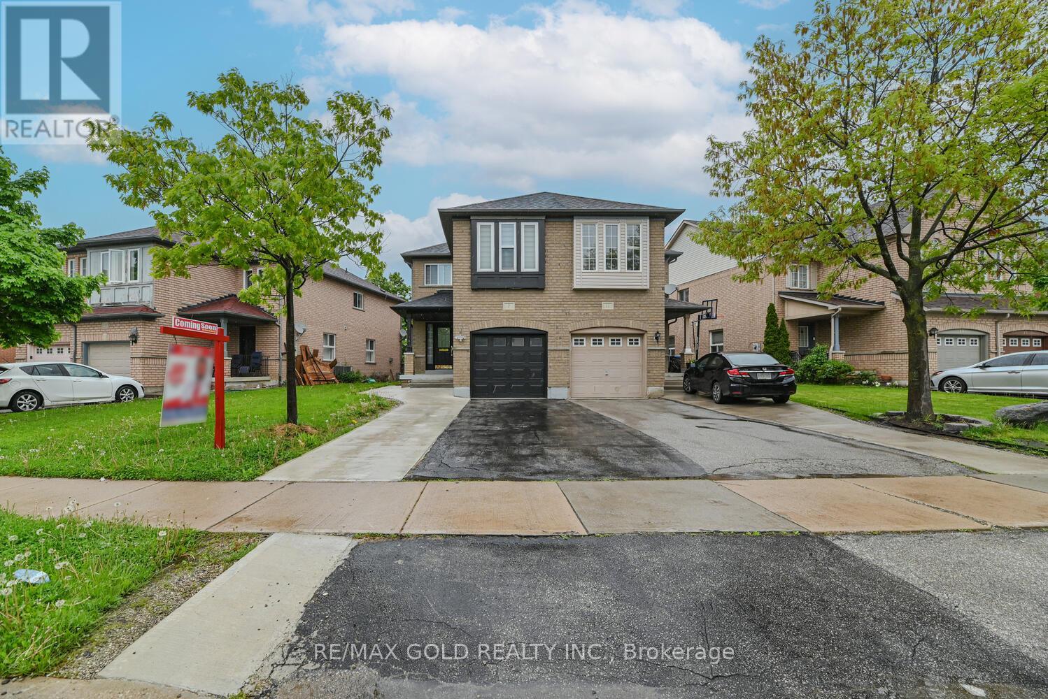 9 Fairlawn Boulevard, Brampton, Ontario  L6P 1B6 - Photo 2 - W12106962