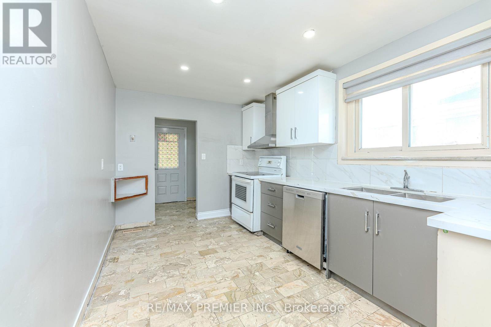 65 Elnathan Crescent, Toronto, Ontario  M9L 2G2 - Photo 7 - W12156707