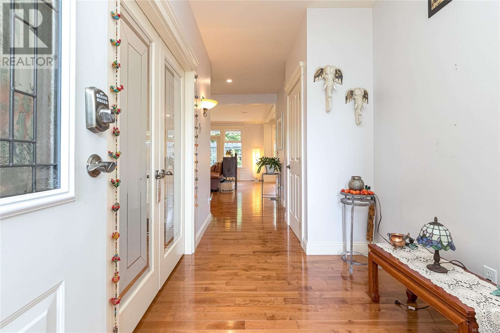 Property at 817 Rogers Ave image 3