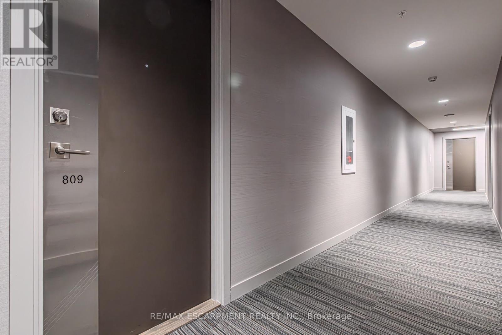 809 - 2093 Fairview Street, Burlington, Ontario  L7R 0E6 - Photo 2 - W12156755