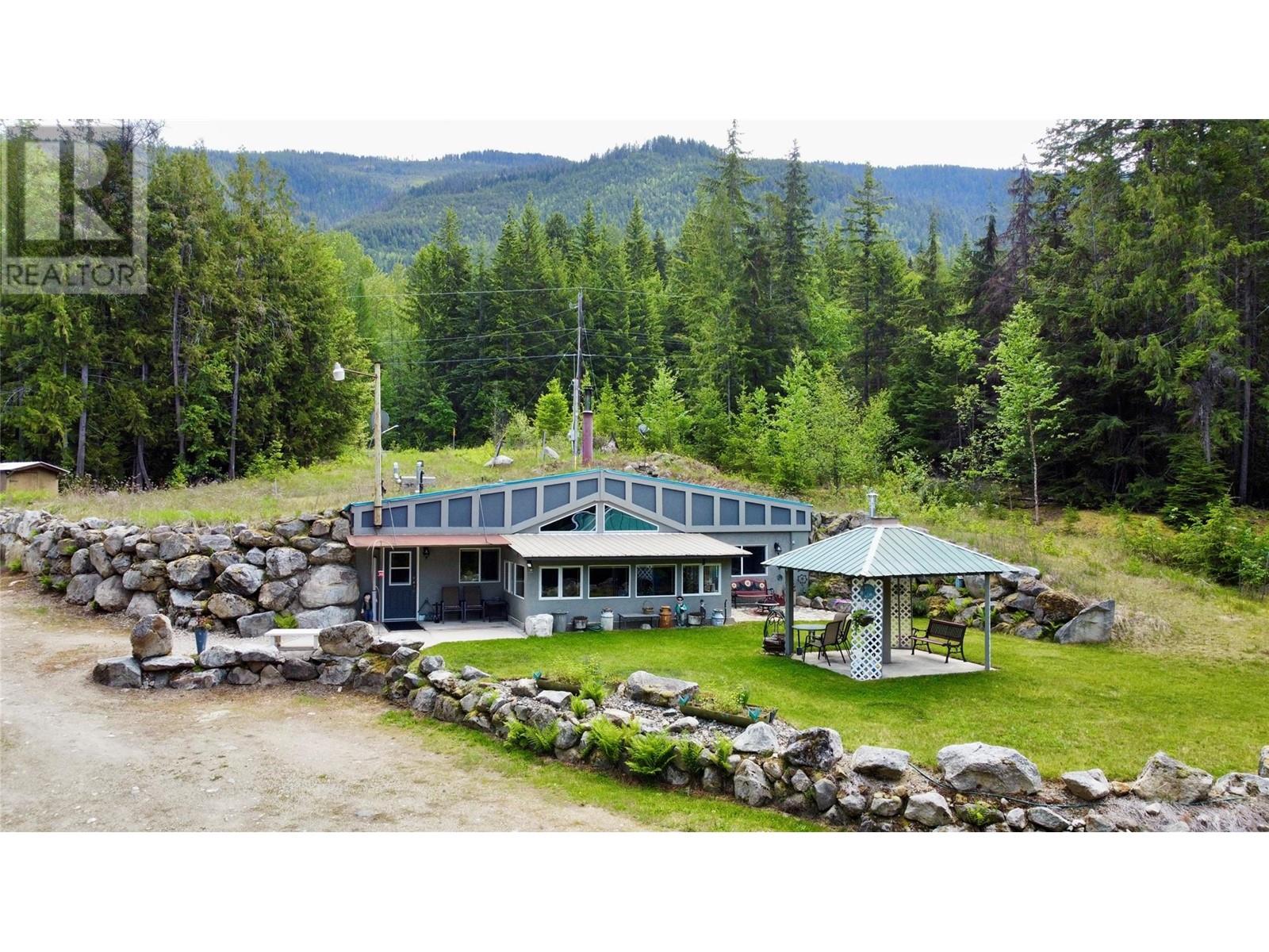7705 Omen Road, fauquier, British Columbia