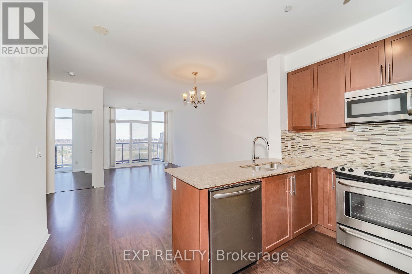 1011 - 55 Oneida Crescent, Richmond Hill, Ontario  L4B 0E8 - Photo 4 - N12156776