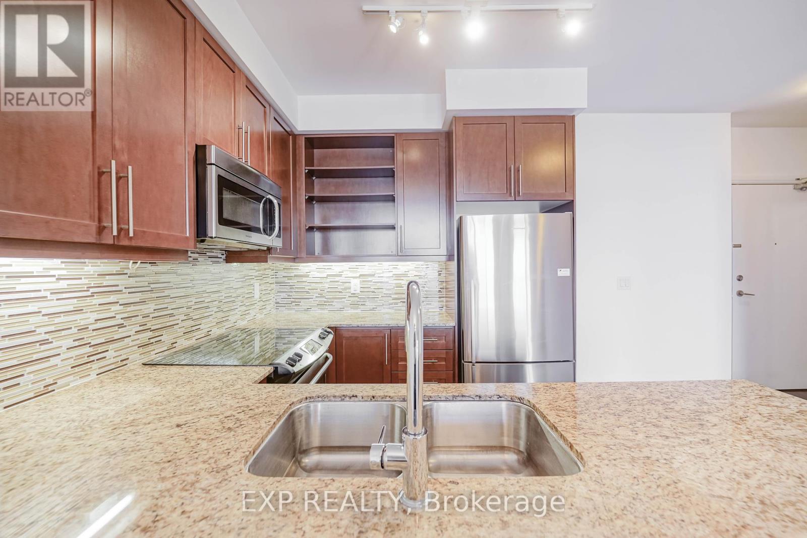 1011 - 55 Oneida Crescent, Richmond Hill, Ontario  L4B 0E8 - Photo 5 - N12156776