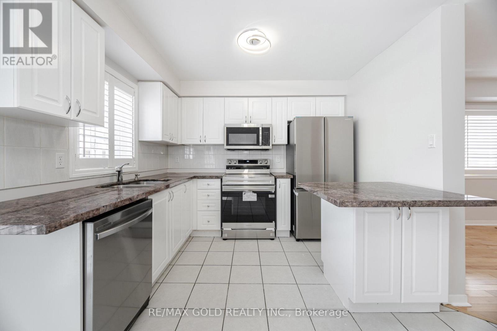 614 Summer Park Crescent, Mississauga, Ontario  L5B 4E9 - Photo 17 - W12155255