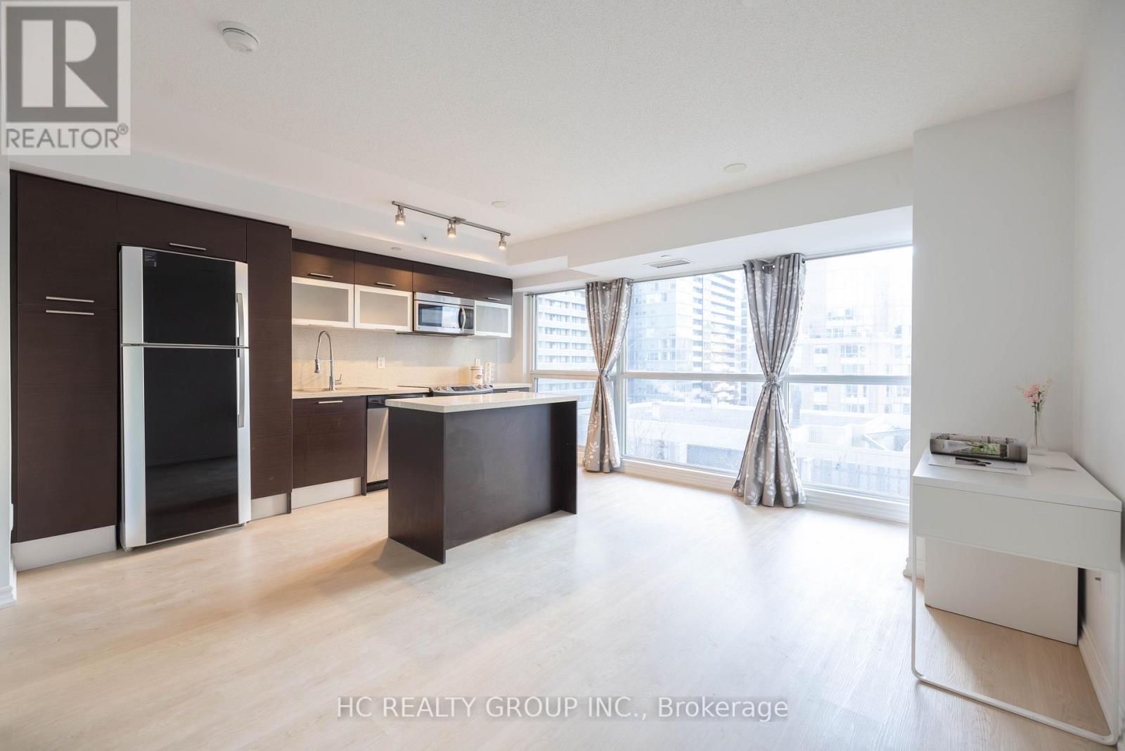 819 - 386 Yonge Street, Toronto, Ontario  M5B 0A5 - Photo 1 - C12156801
