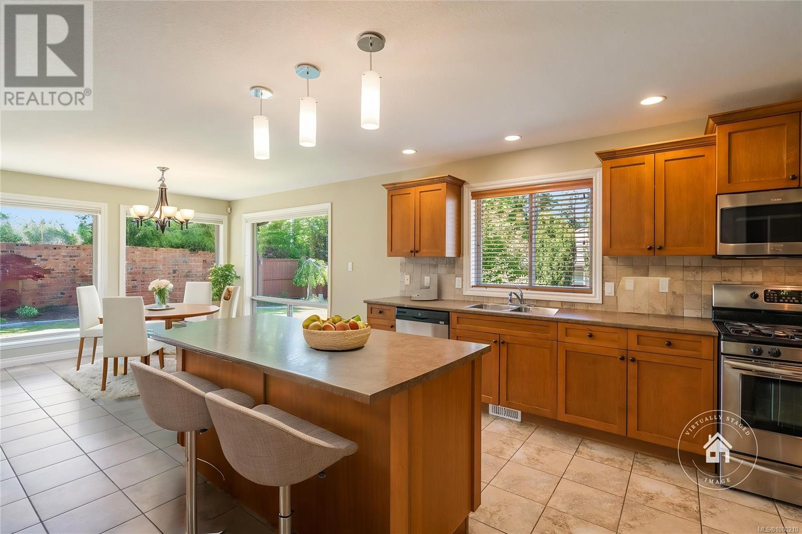 Property at 978 Cantebury Pl image 2
