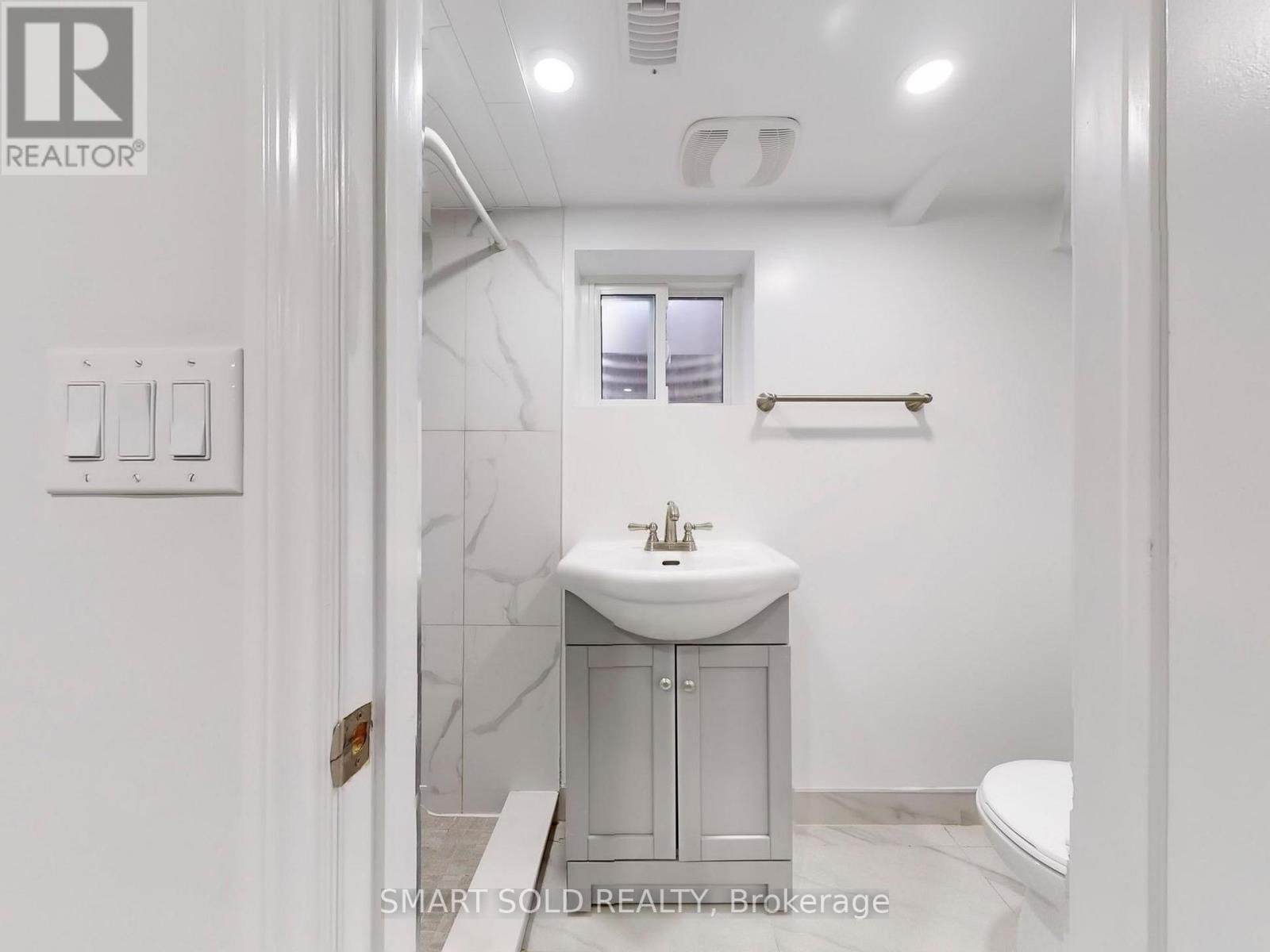 5 Khedive Avenue, Toronto, Ontario  M6A 2G1 - Photo 15 - C12156817