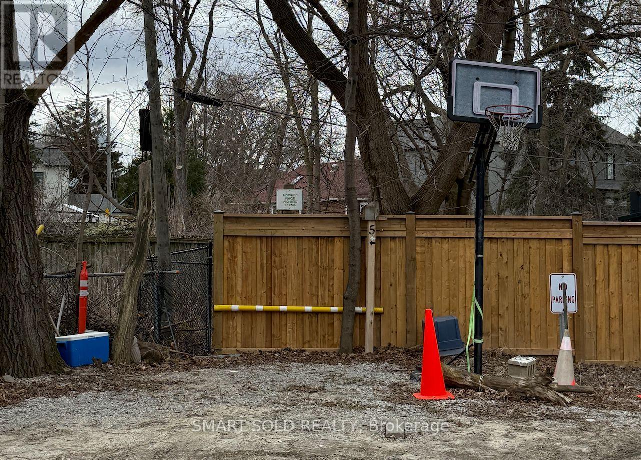 5 Khedive Avenue, Toronto, Ontario  M6A 2G1 - Photo 22 - C12156817