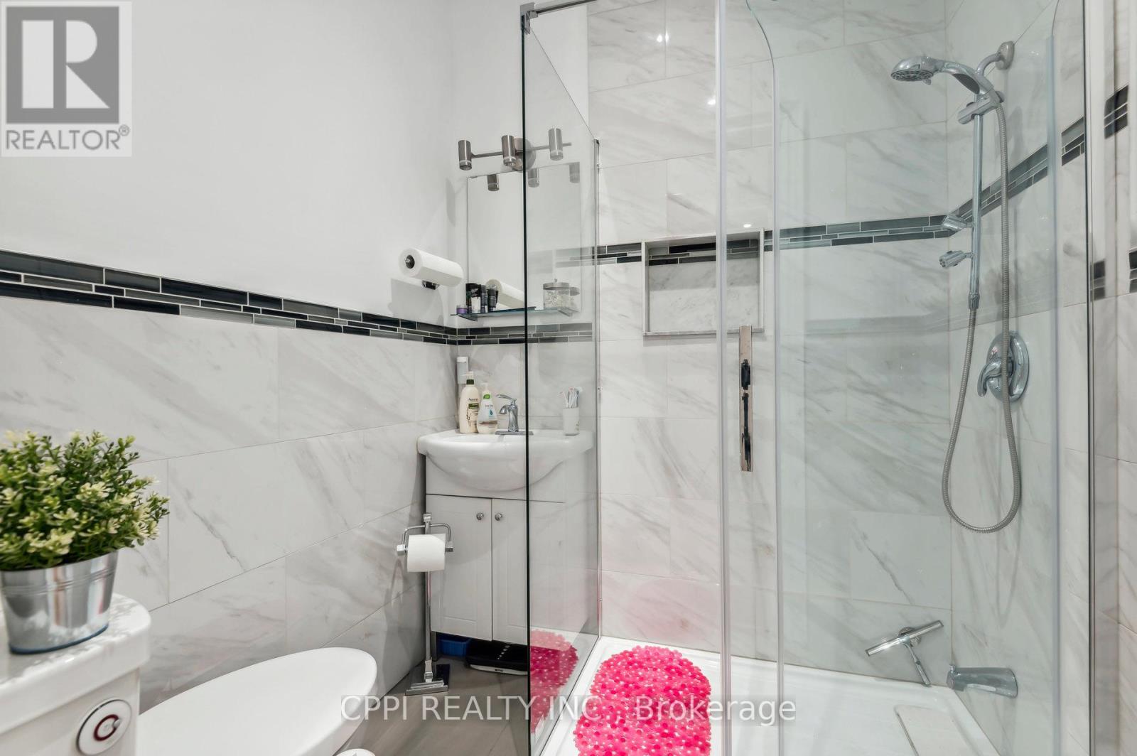 2c Bexley Crescent, Toronto, Ontario  M6N 2P5 - Photo 5 - W12156820