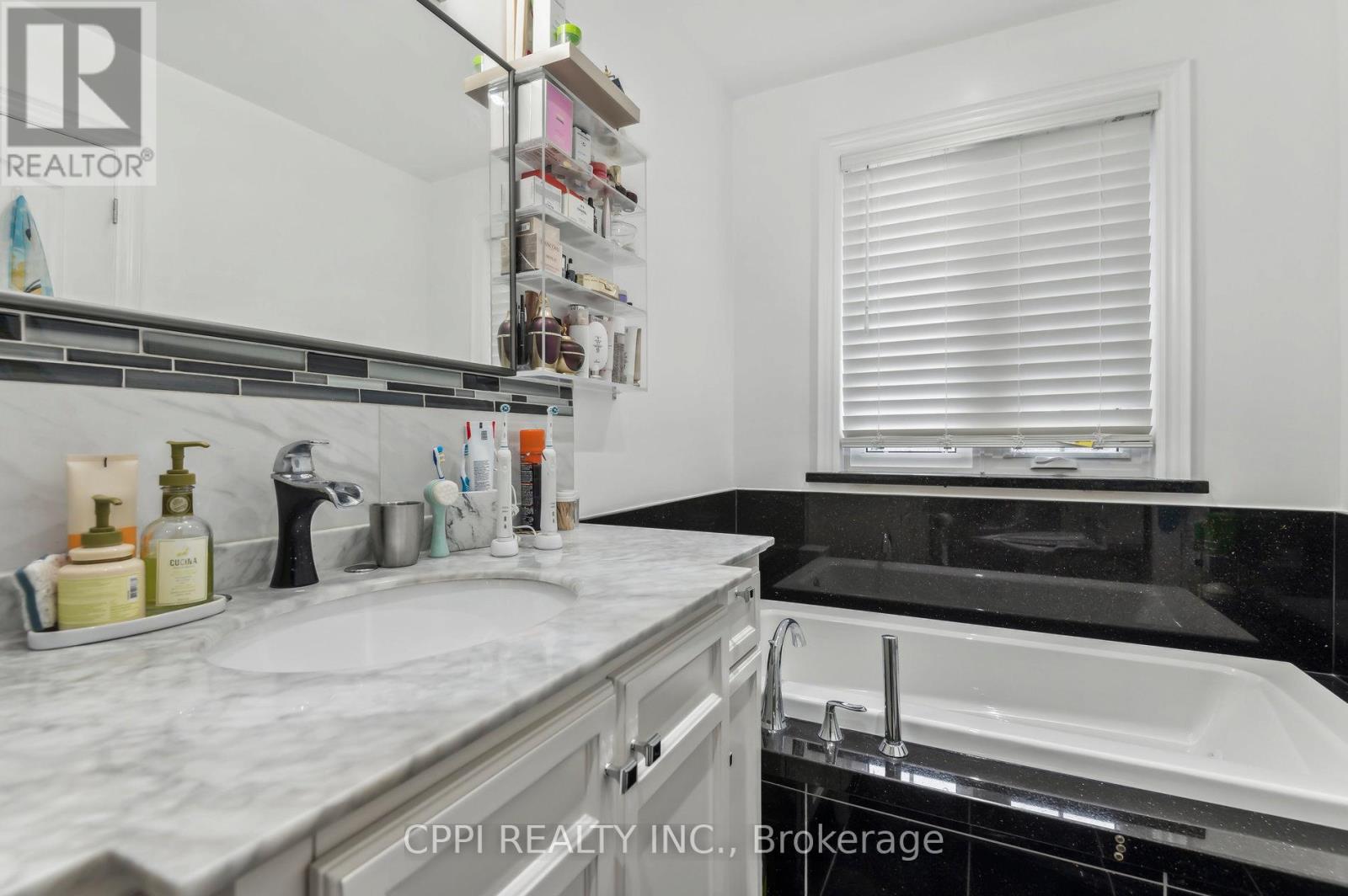 2c Bexley Crescent, Toronto, Ontario  M6N 2P5 - Photo 7 - W12156820