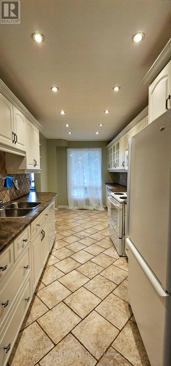 12 Simmons Boulevard, Brampton (Madoc), Ontario  L6V 3V5 - Photo 11 - W12050860