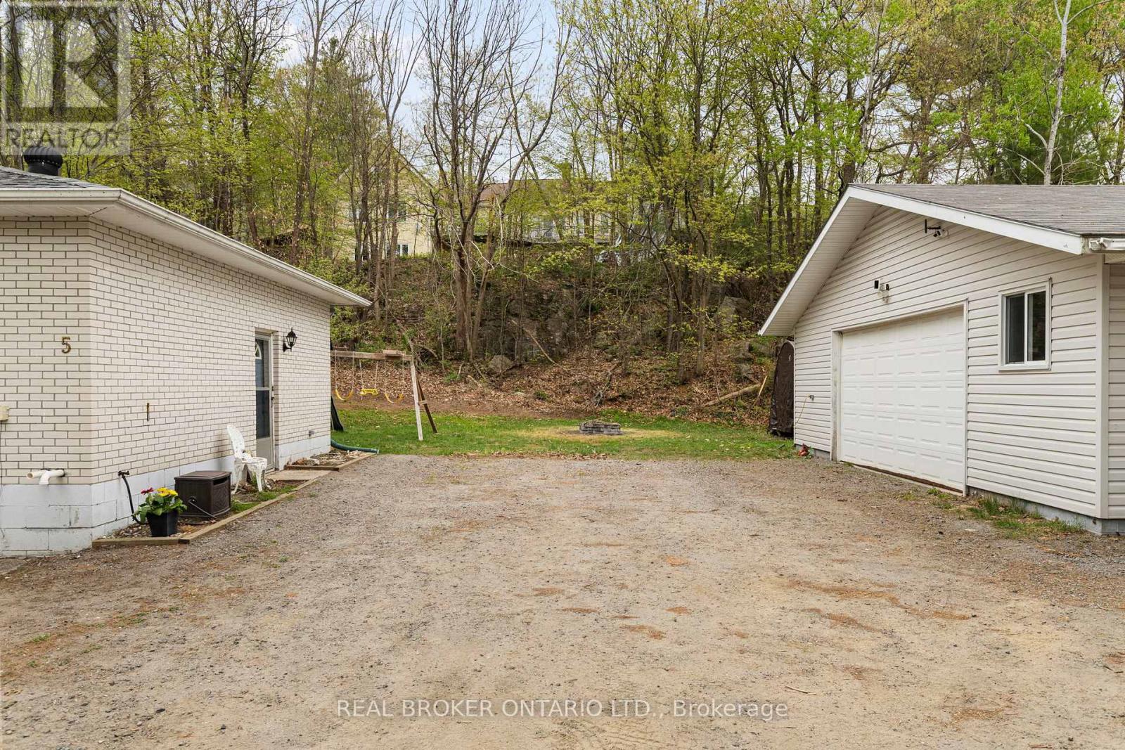 5 Wilshier Boulevard, Bracebridge, Ontario  P1L 1K9 - Photo 5 - X12156895