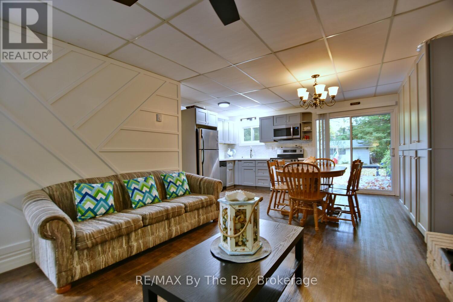 37 37th Street N, Wasaga Beach, Ontario L9Z 2B6 - Photo 7 - S12156909