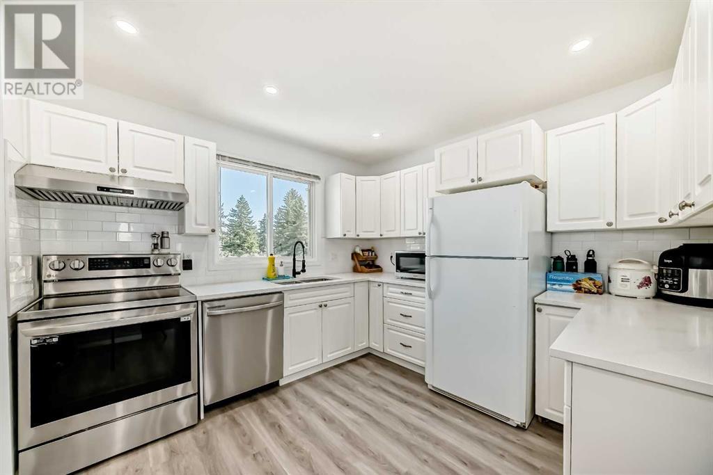 Property at 824 Madeira Drive NE image 3