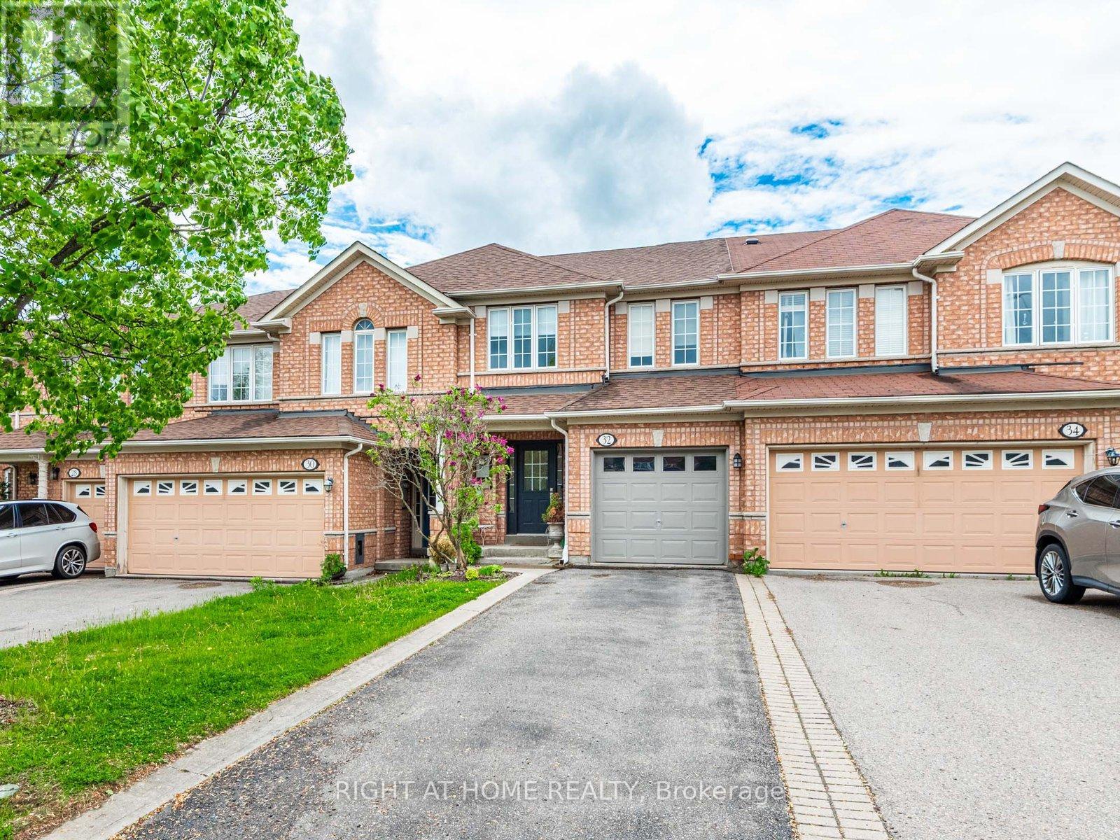 32 Millcliff Circle, Aurora, Ontario  L4G 7N7 - Photo 2 - N12129398