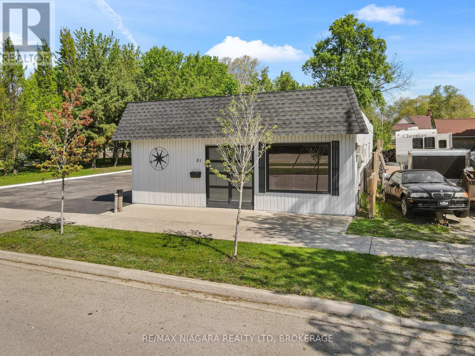 61 Queen Street, Fort Erie (Central), Ontario  L2A 1T7 - Photo 2 - X12156973