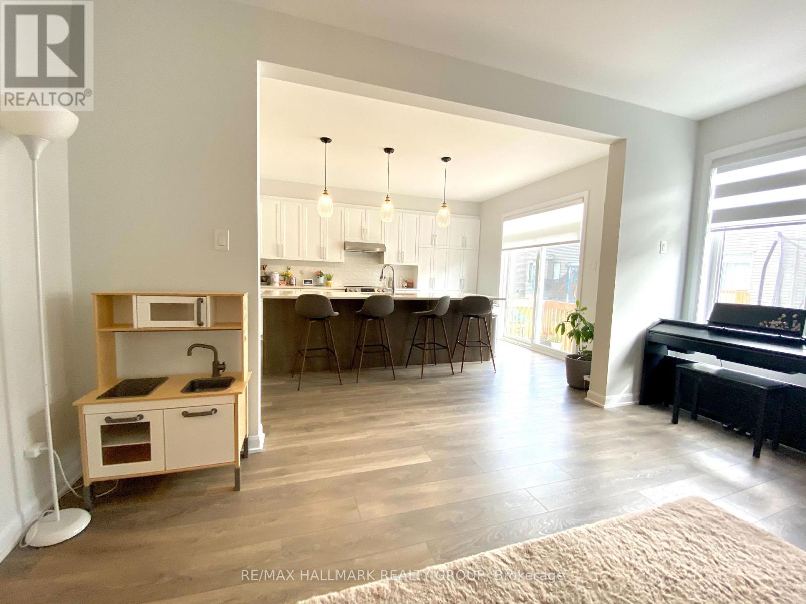 46 Eramosa Crescent, Ottawa, Ontario  K2T 0R3 - Photo 11 - X12156974