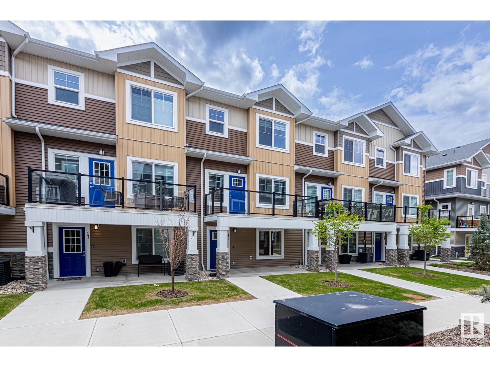 Property at #16 230 EDGEMONT RD NW image 2