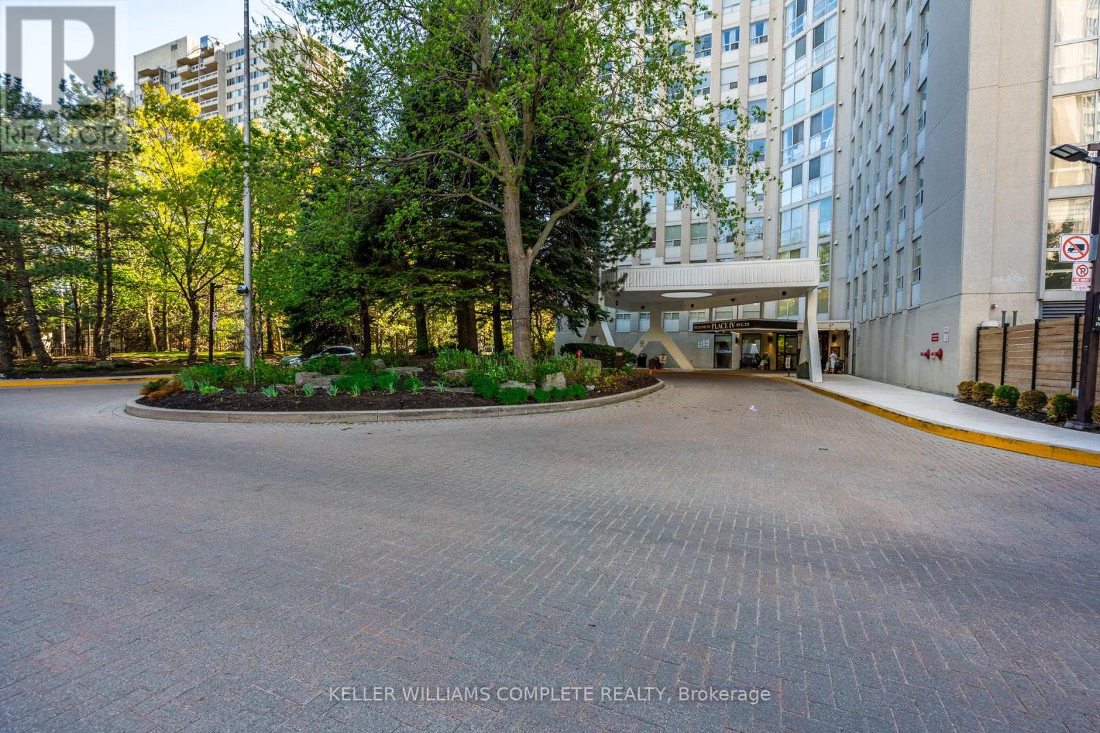 2302 - 3650 Kaneff Crescent, Mississauga, Ontario  L5A 4A1 - Photo 2 - W12156958