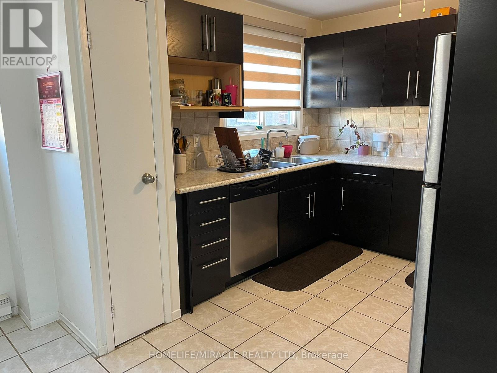 20 Macallum Court, Brampton, Ontario  L6Z 3M4 - Photo 3 - W12139875
