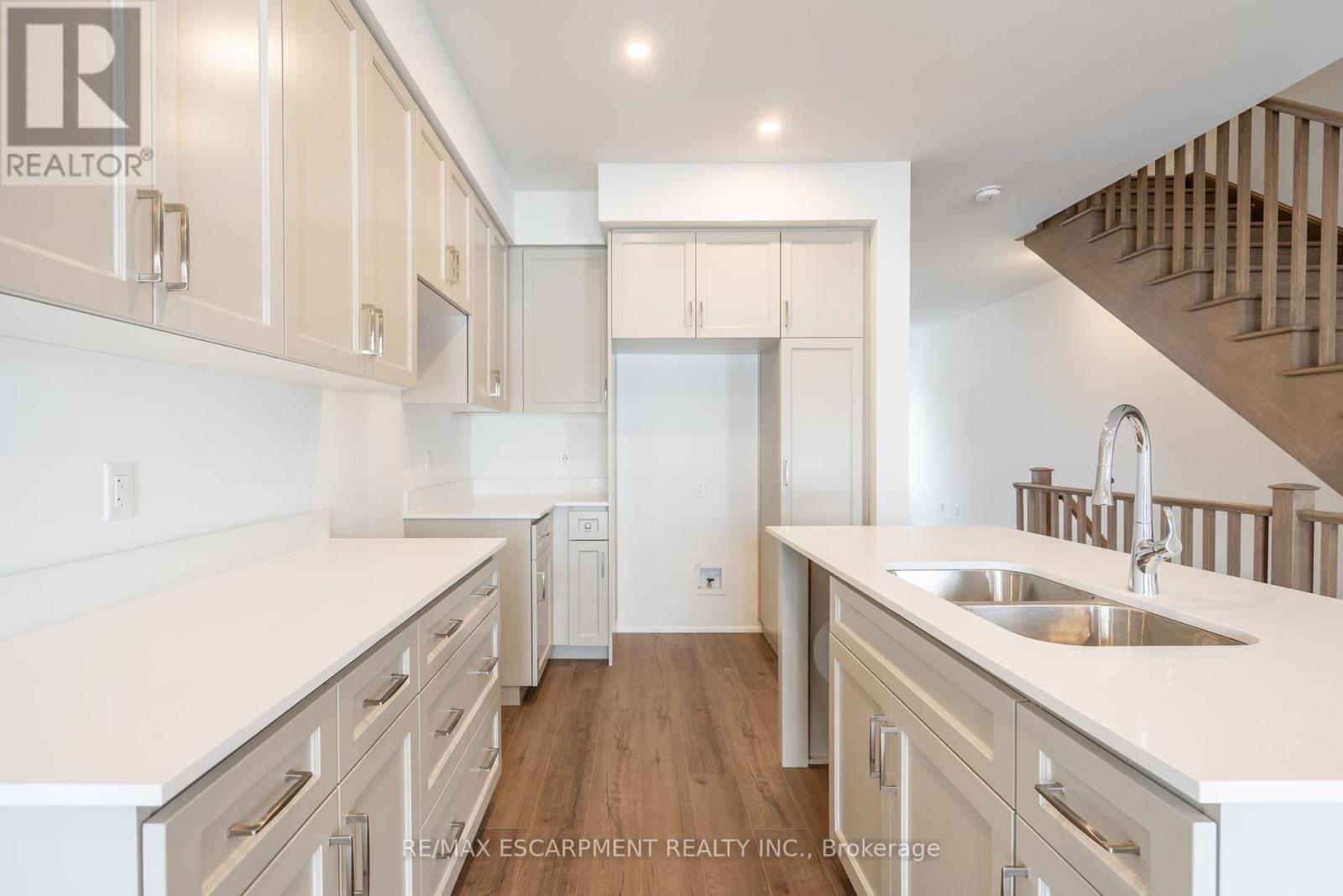 20 Clear Valley Lane, Hamilton, Ontario  L0R 1W0 - Photo 10 - X12157063