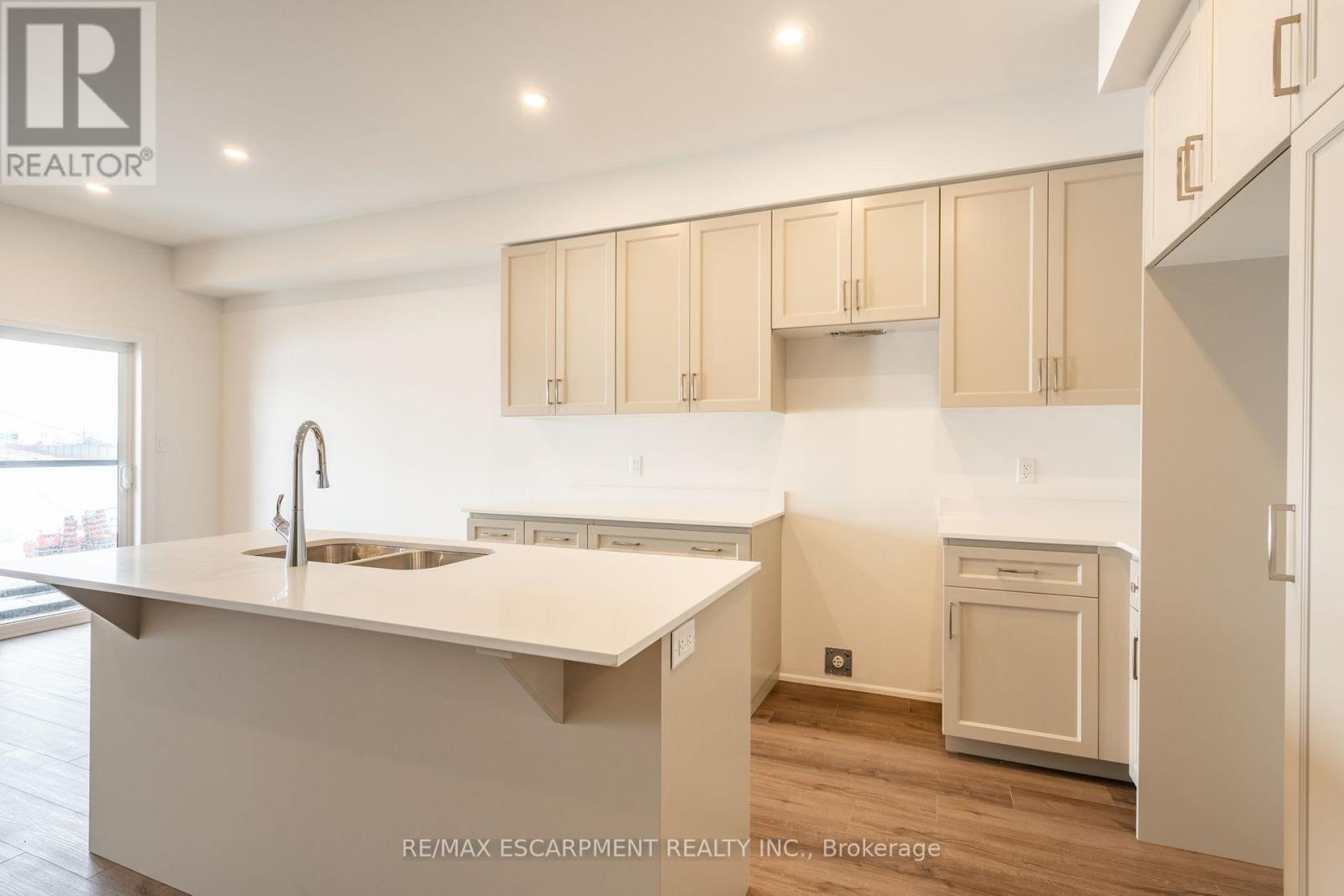 20 Clear Valley Lane, Hamilton, Ontario  L0R 1W0 - Photo 9 - X12157063
