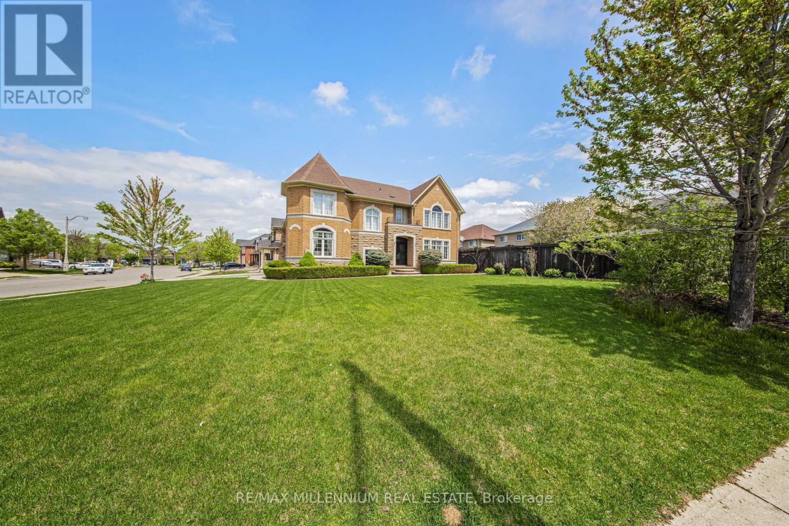 1 Pine Landing Trail, Brampton, Ontario  L6R 3H4 - Photo 5 - W12157084