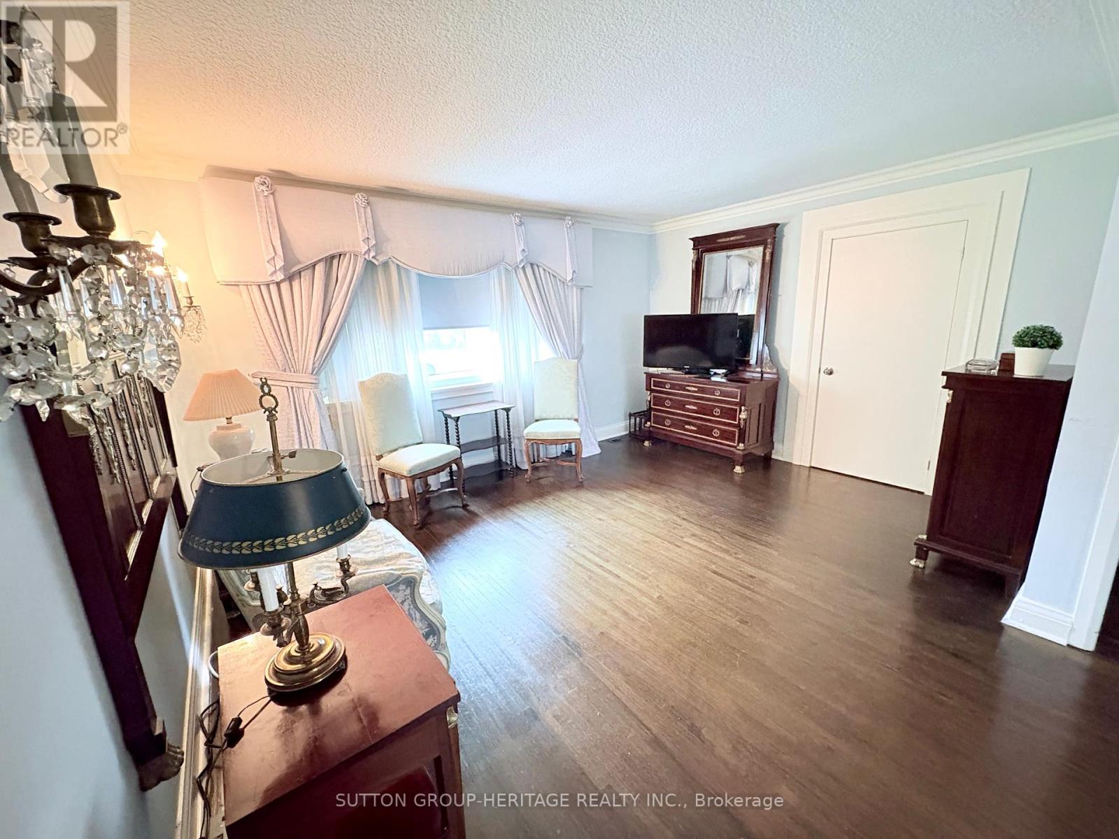 33 Kirkland Boulevard, Toronto, Ontario  M6A 1E7 - Photo 8 - C12053160