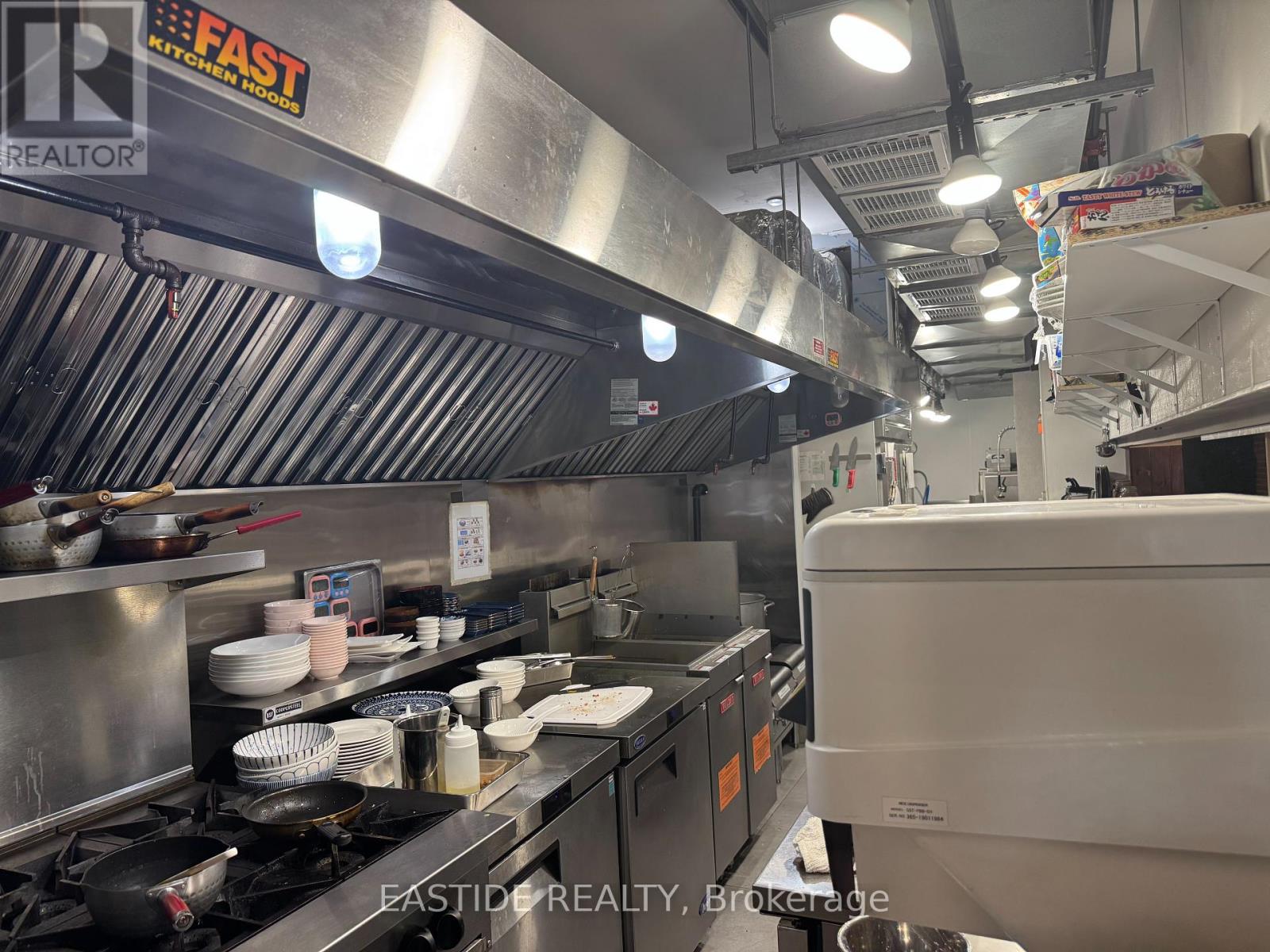 515 Bloor Street W, Toronto, Ontario  M5S 1Y4 - Photo 2 - C12156891