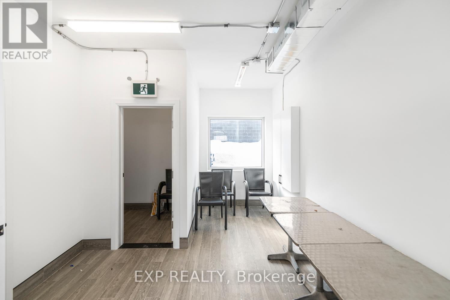 5848 Ferry Street, Niagara Falls, Ontario  L2G 1S9 - Photo 9 - X12114711