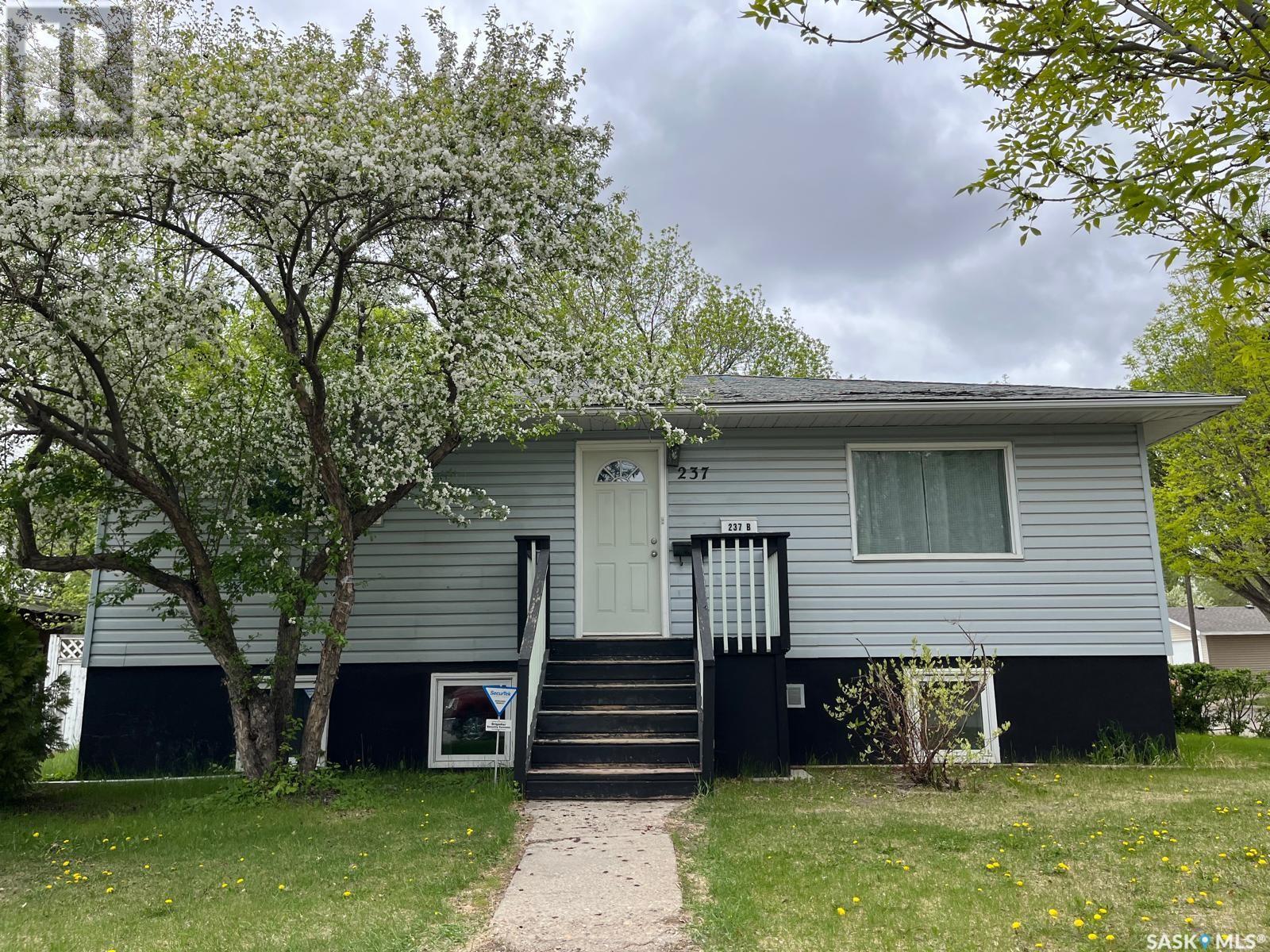 Property at 237 Witney AVENUE N image 1