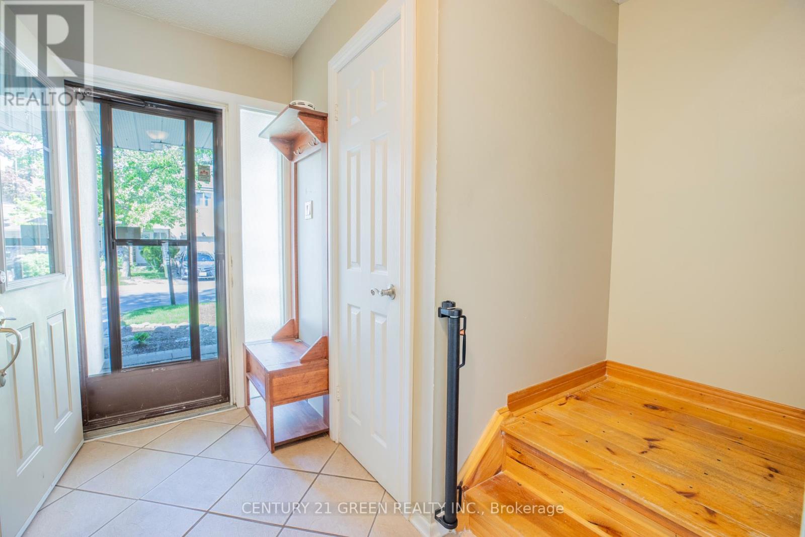 26 - 26 Carisbrooke Court, Brampton, Ontario  L6S 3K1 - Photo 5 - W12063279
