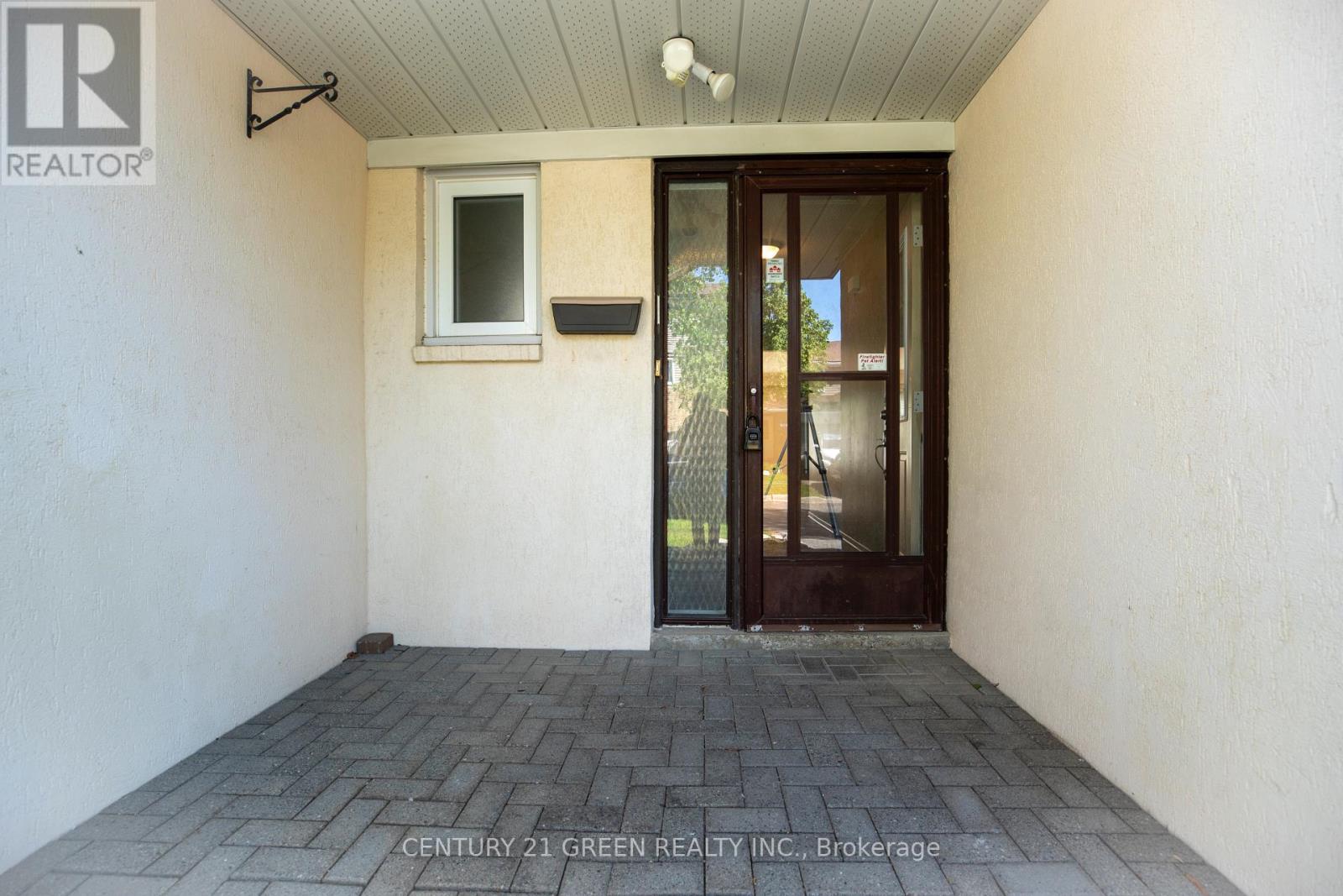 26 - 26 Carisbrooke Court, Brampton, Ontario  L6S 3K1 - Photo 4 - W12063279