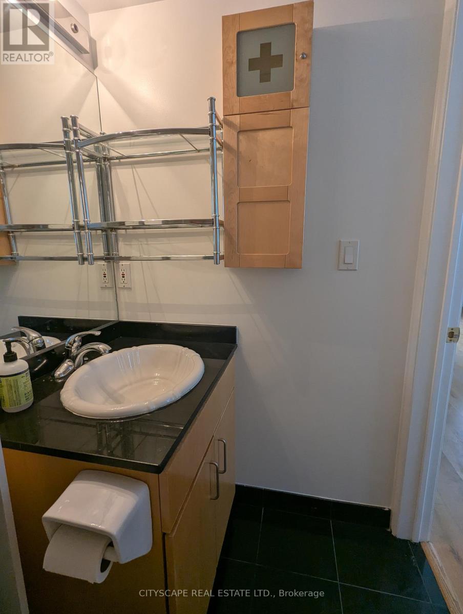 401 - 73 Richmond Street W, Toronto, Ontario  M5H 4E8 - Photo 12 - C12063611
