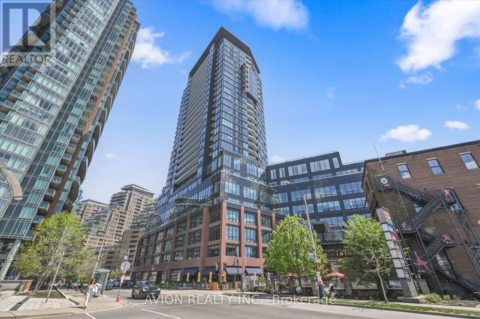 <div class="slider-price">$1,360,000</div><p>2609 - 135 East Liberty Street, Toronto, Ontario</p>