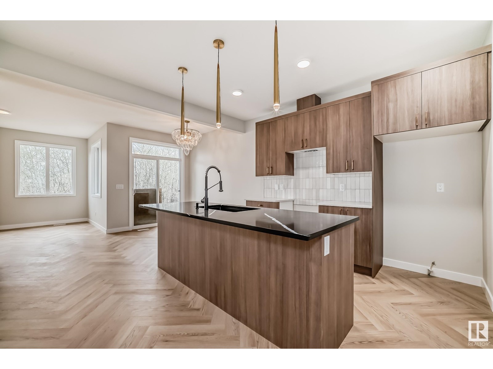 Property at 2911 65 ST SW image 3