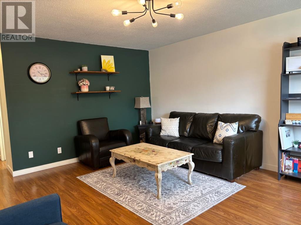 Property at 922 9 Street S image 3
