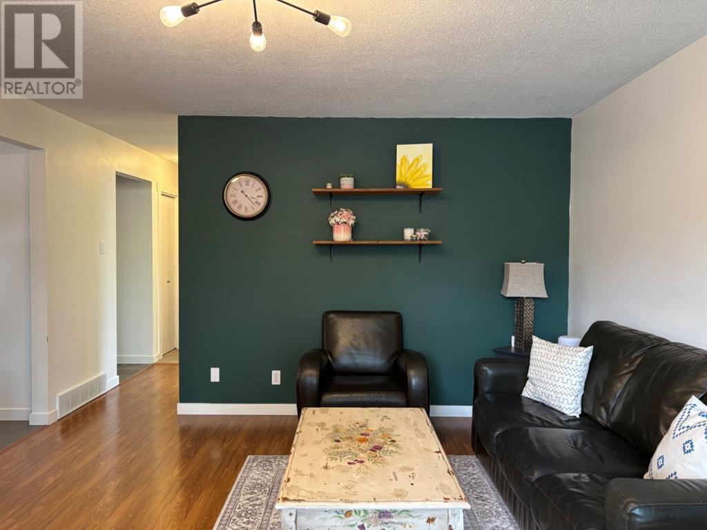 Property at 922 9 Street S image 5