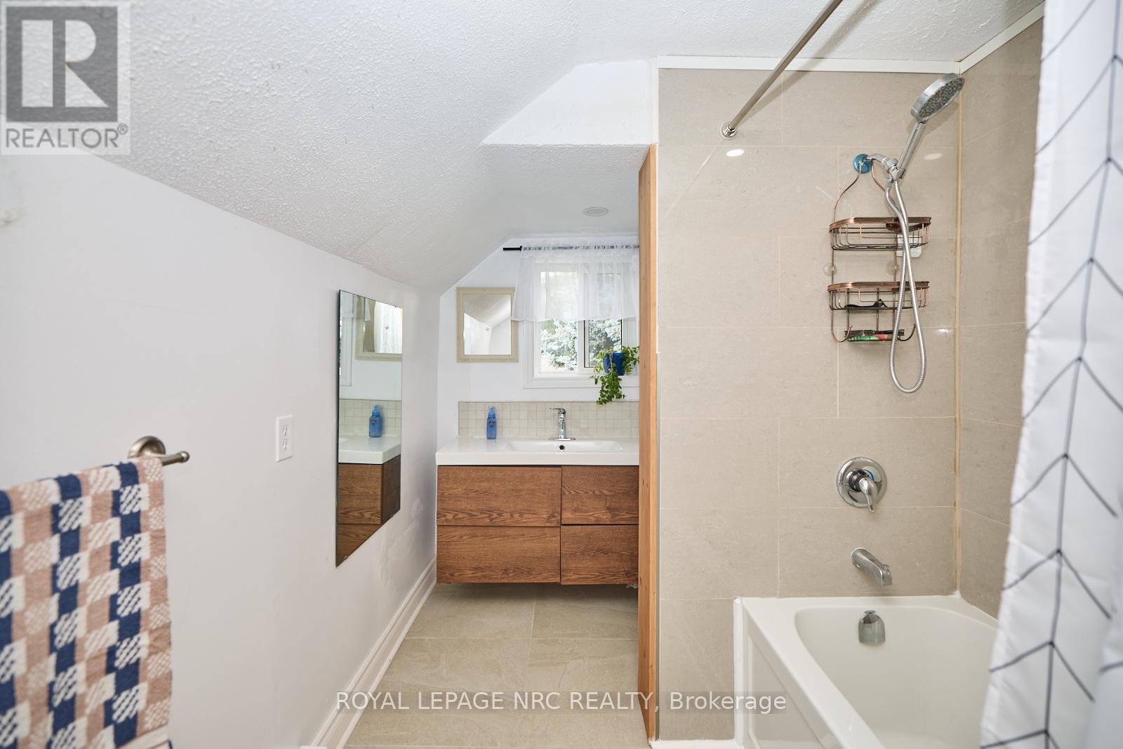 3318 Sinnicks Avenue, Niagara Falls, Ontario  L2J 2G3 - Photo 33 - X12157290