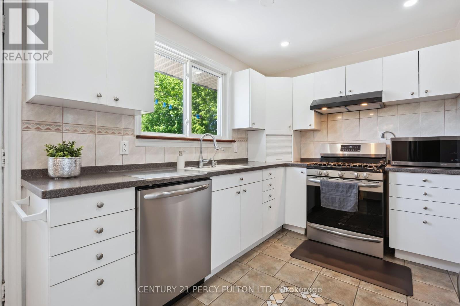 595 Northgate Avenue, Waterloo, Ontario  N2L 4R1 - Photo 11 - X12157331