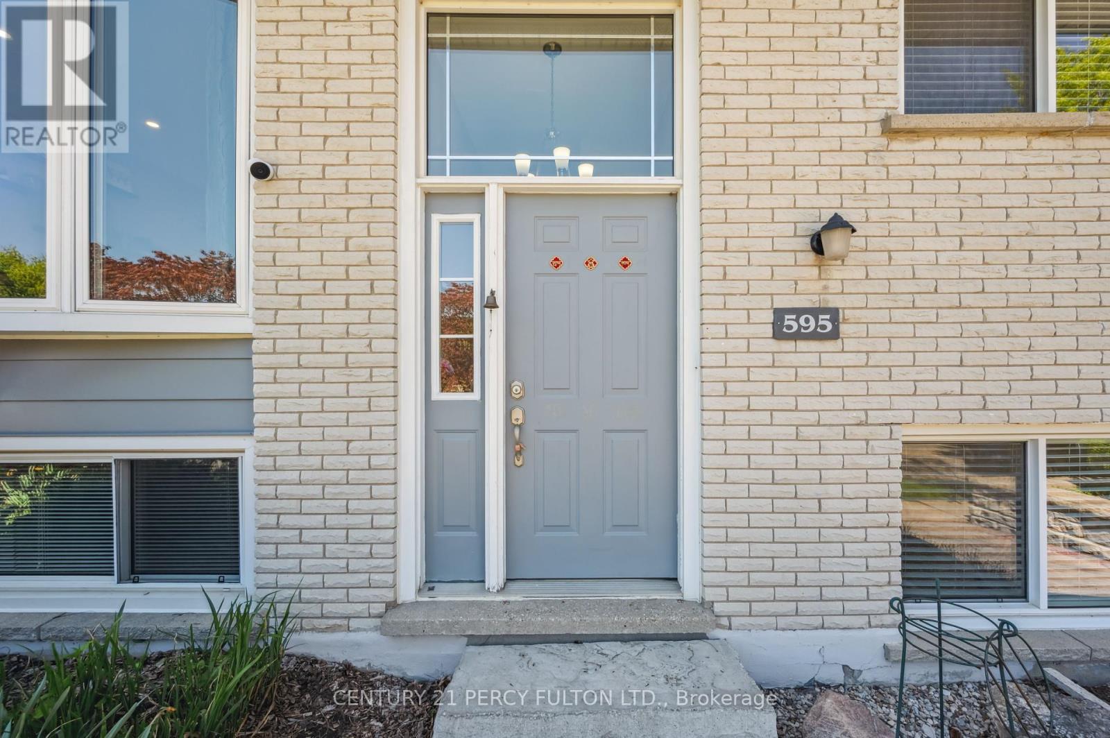 595 Northgate Avenue, Waterloo, Ontario  N2L 4R1 - Photo 3 - X12157331