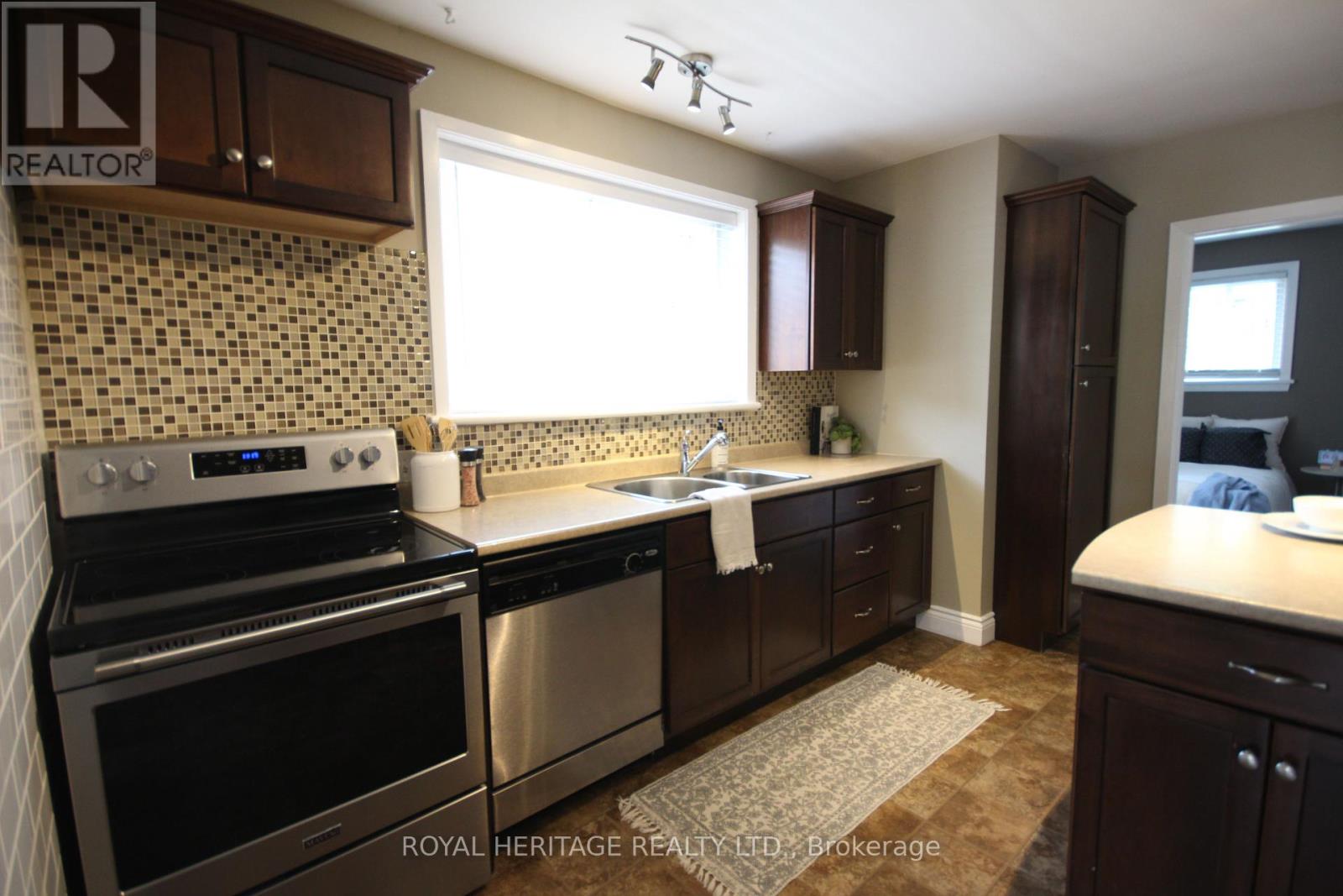 30 Melbourne Street W, Kawartha Lakes, Ontario  K9V 2S8 - Photo 8 - X12157353