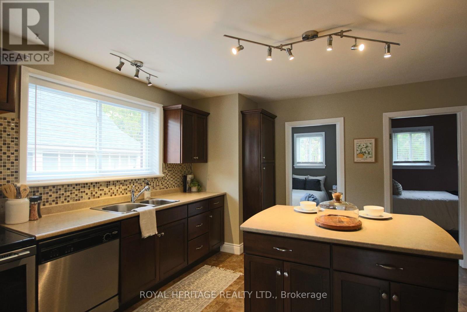 30 Melbourne Street W, Kawartha Lakes, Ontario  K9V 2S8 - Photo 9 - X12157353