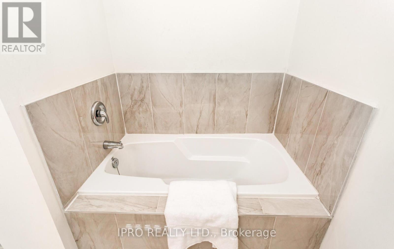 6150 Windfleet Crescent, Mississauga, Ontario  L5V 2Z6 - Photo 28 - W12156146