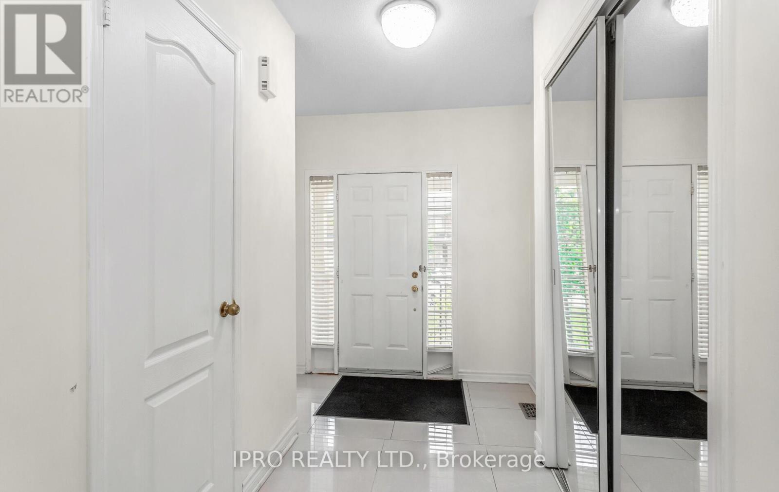 6150 Windfleet Crescent, Mississauga, Ontario  L5V 2Z6 - Photo 4 - W12156146