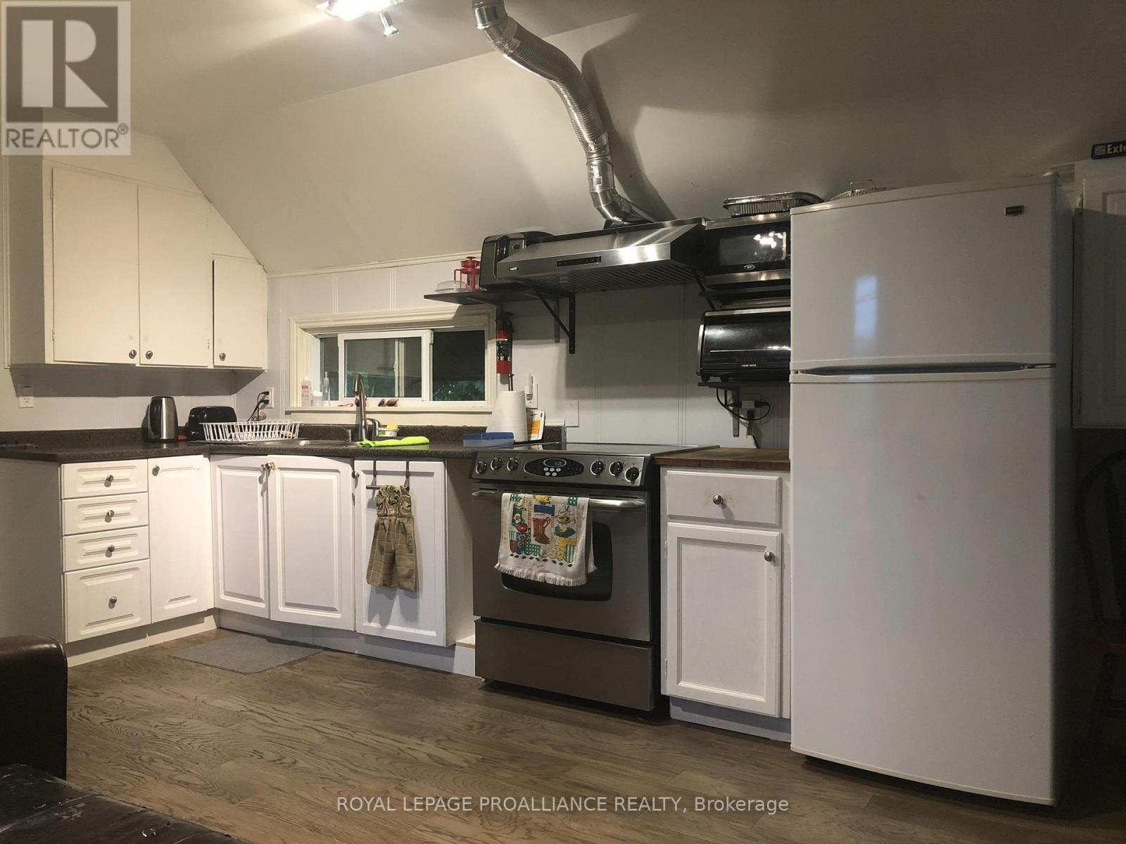 A & B - 24 Flindall Street, Quinte West, Ontario  K8V 3E3 - Photo 11 - X12147470