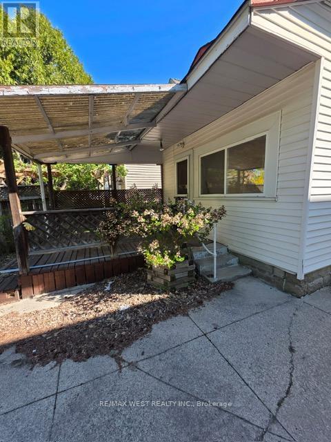 160 King Edward Avenue, Toronto, Ontario  M4C 5J8 - Photo 2 - E12157437