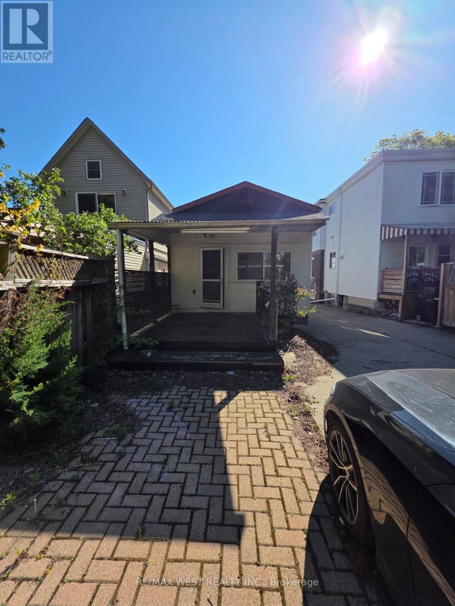 160 King Edward Avenue, Toronto, Ontario  M4C 5J8 - Photo 3 - E12157437