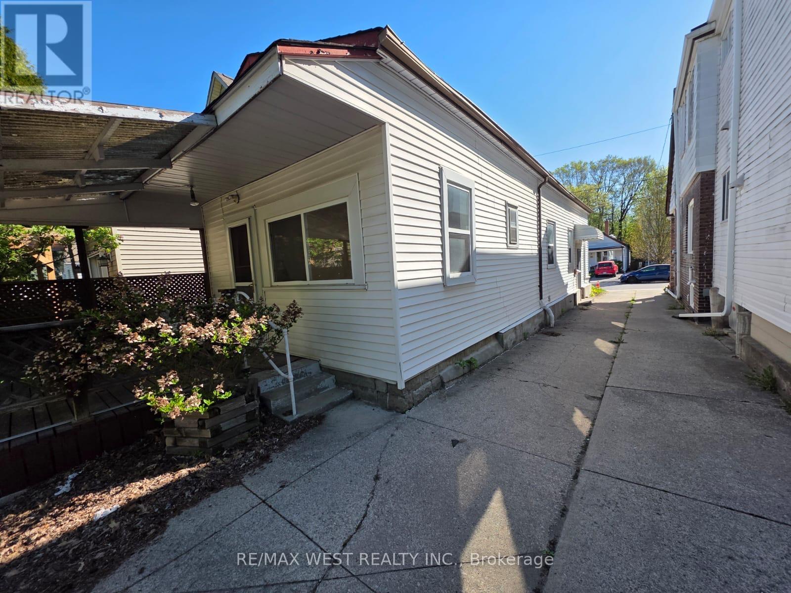 160 King Edward Avenue, Toronto, Ontario  M4C 5J8 - Photo 4 - E12157437